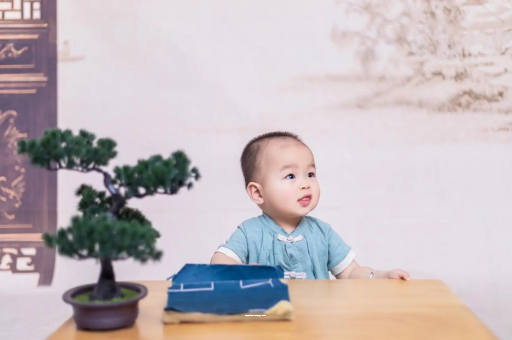 贵阳怀孕肚子中间凹两边凸